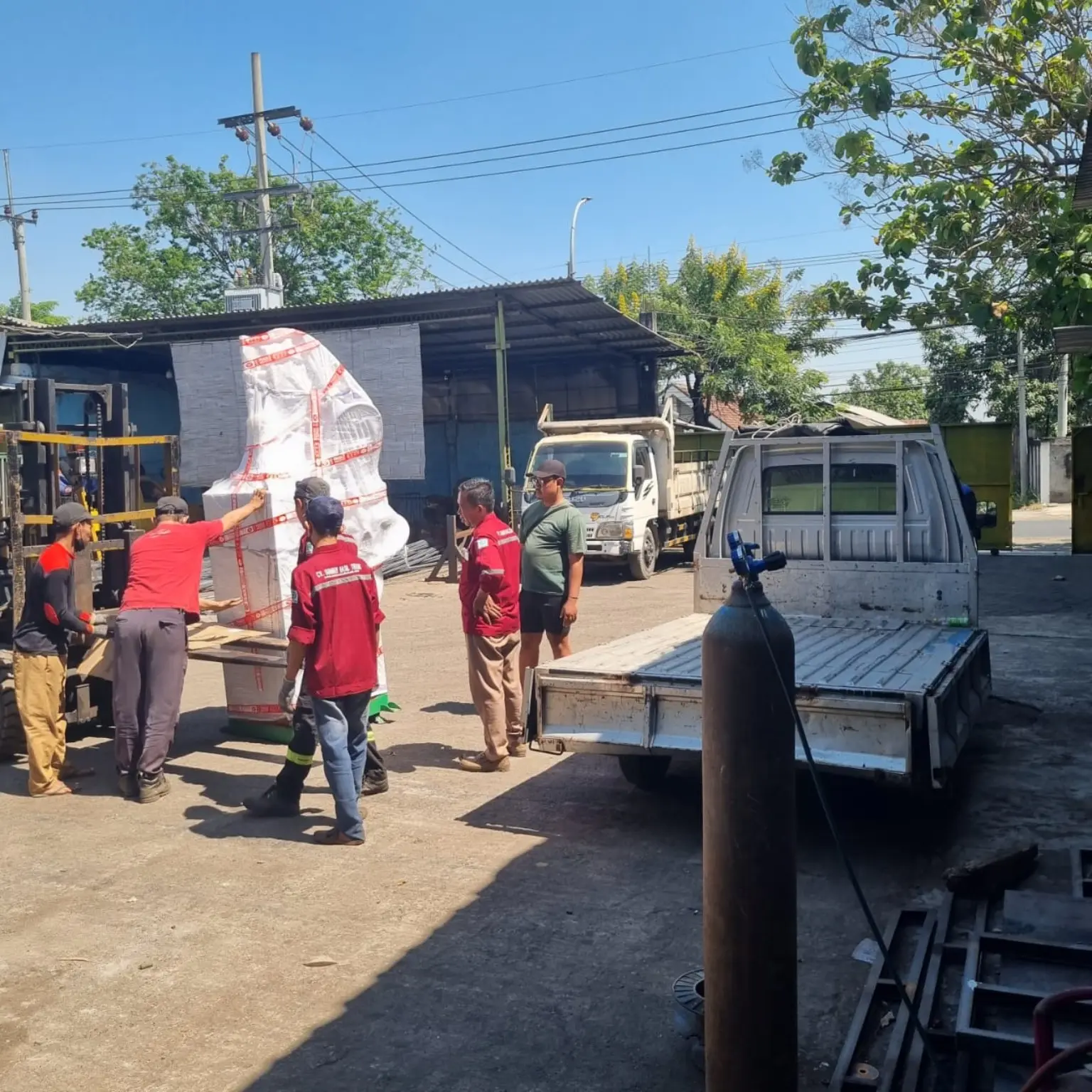 Penanganan unit besar mesin sebelum pengiriman
